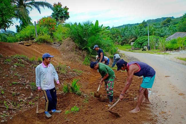 Babinsa Gotong Royong Bersama Masyarakat Perhentian Sungkai